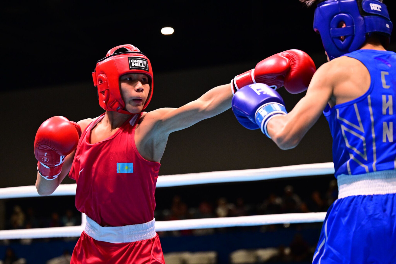 Жас жігіттермен жетілген әйелдердің фотосуреттері