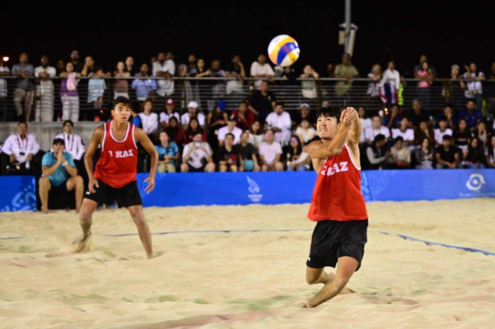 Аққұба күйеуін қара жігітпен алдайды.