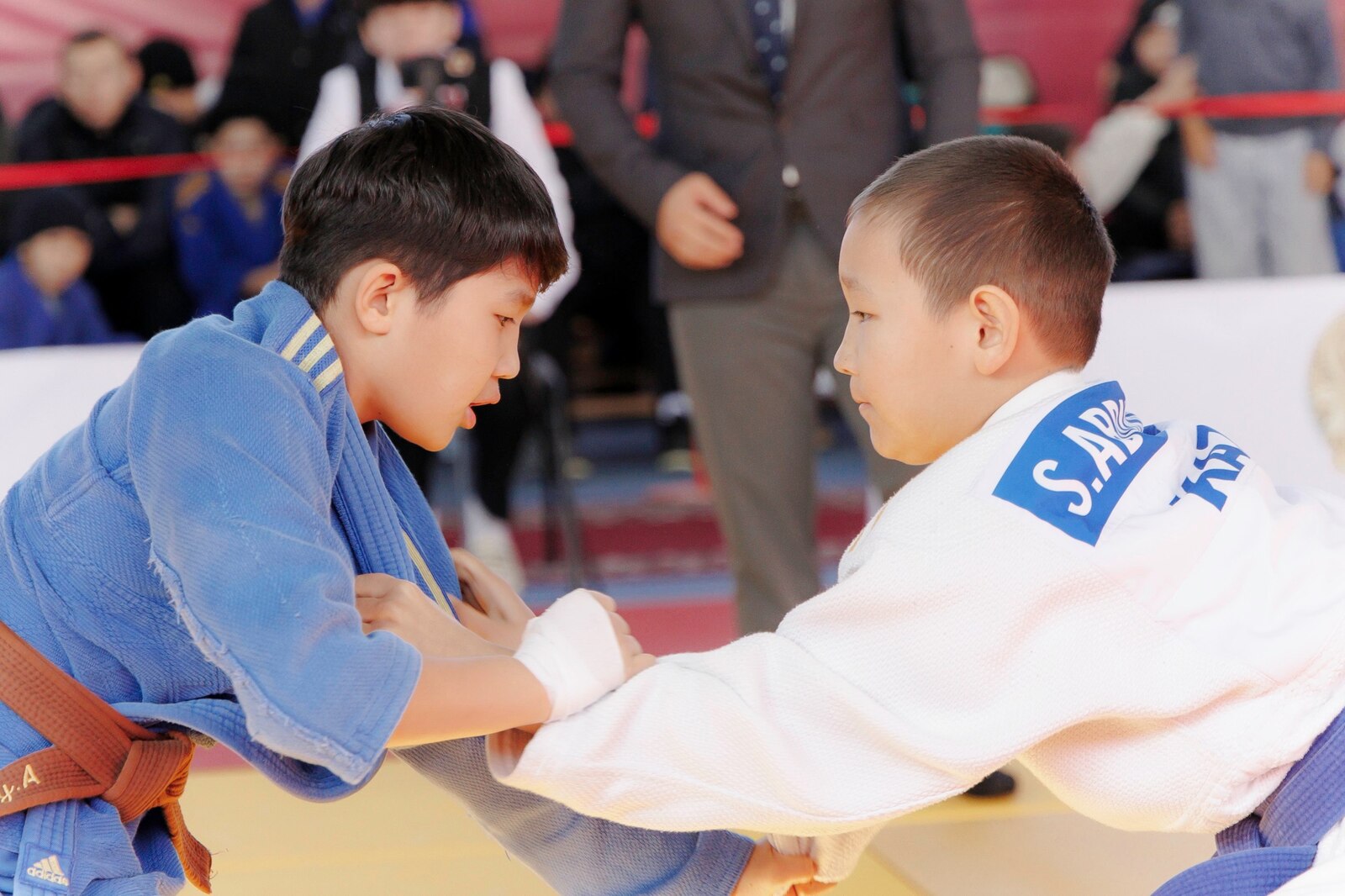 Олар қалың топта чех әйелін ұрып-соғып, оны айналып өтті.