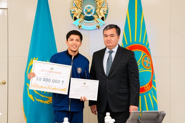 Жеңіс Қасымбек әлем чемпионы атанған боксшыларға 30 млн теңгеден сыйақы берді