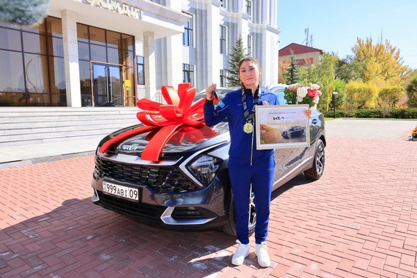 Қарағандылықтар әлем чемпионы Аида Әбікееваға көлік сыйлады