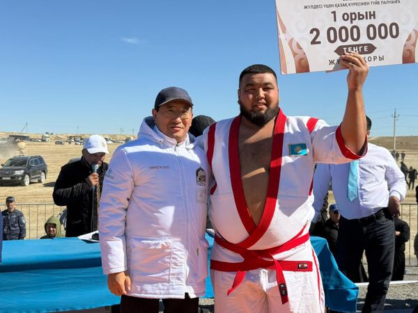 Нұрдәулет Жарылғапов қазақ күресінен түйе палуандар сайысында топ жарды 