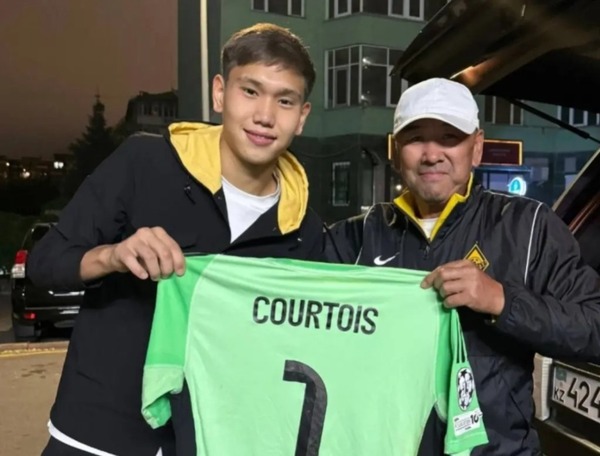 Шерхан Қалмырза «Реал Мадрид» қақпашысы Тибо Куртуаның жейдесін атасына сыйлады