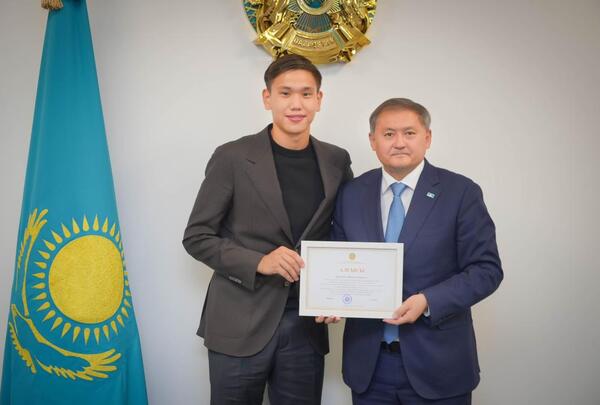 Шерхан Қалмырзаға білім гранты берілді