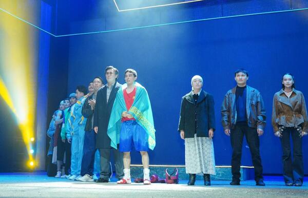 Түркістанда театр маусымы Бекзат Саттархановқа арналған қойылыммен ашылды