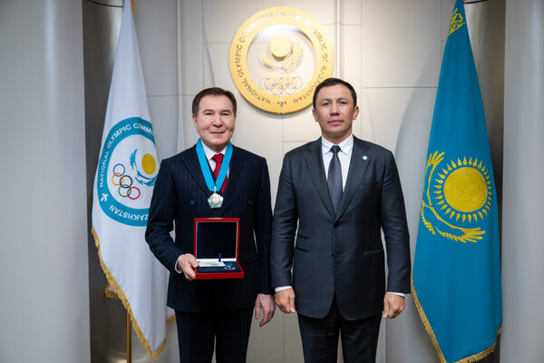 Головкин  ұлттық семсерлесу федерациясының өкілдерін марапаттады