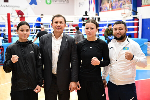 Геннадий Головкин бокстан Қазақстан жасөспірімдер құрамасымен кездесті