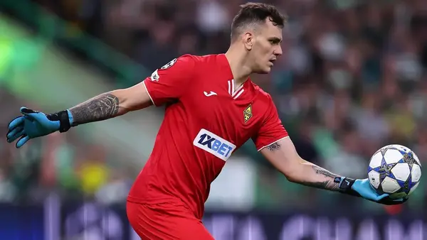 "Анарбековке орын босатты": Қайраттың негізгі қақпашысы алыпқашпа әңгімеге пікір білдірді