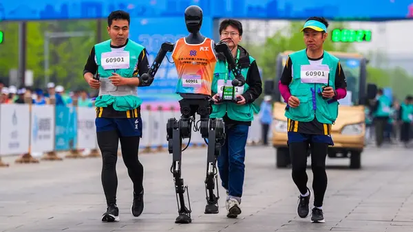 Қытайда алғаш рет адам мен роботтар бірге жүгірген жартылай марафон өтті