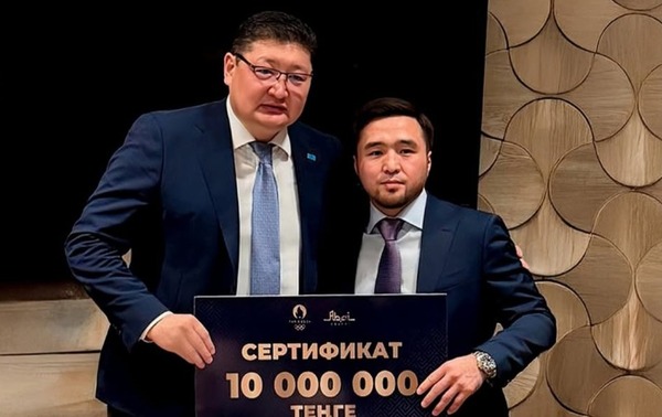 Берік Уәли Елдос Сметовке семейліктер атынан 10 млн теңге берді