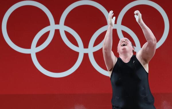 ХОК әйелдер жарыстарында трансгендер спортшылардың қатысуына тыйым салмақ