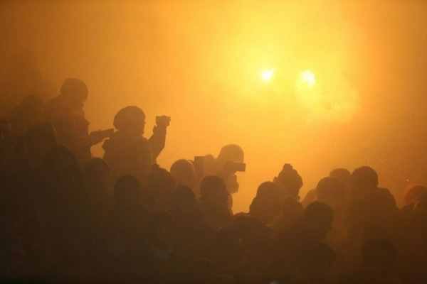 Пиротехника дауы: Швециядағы матч төрт жарым сағатқа созылды