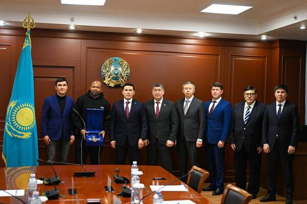 Ербол Мырзабосынов әйгілі боксшы Рой Джонспен кездесті