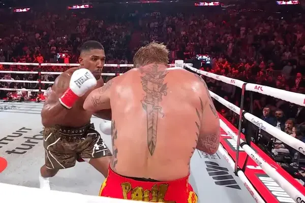 Энтони Джошуа блогерді нокаутқа түсіріп қомақты ақшаға қол жеткізді