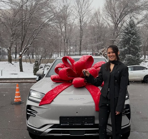 Алматыда Алуа Балқыбекова көлік сыйға берілді