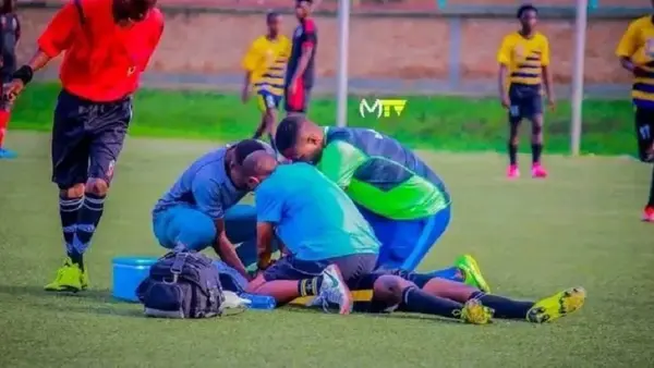 Аузына тиын салып ойнаған: Африкада футболшы матч кезінде көз жұмды