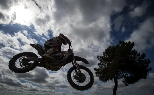 Франциядағы мотожарыста бір спортшы ажал құшты