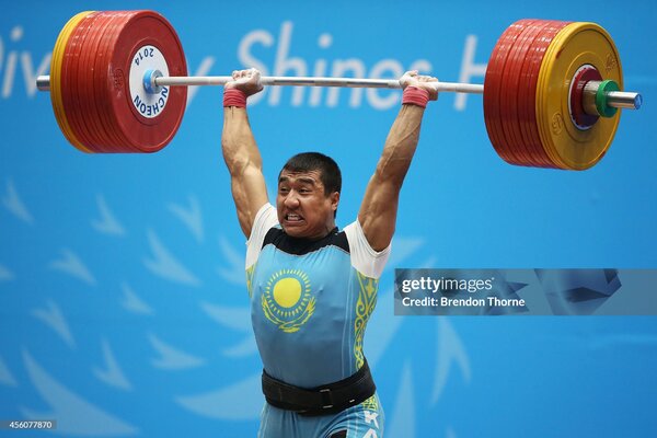 Ауыр атлет Алмас Өтешов Қызылорда облысы құрамасын жаттықтырады