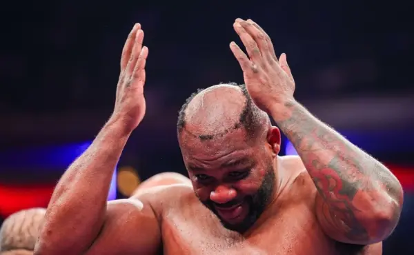 Америкалық боксшының жекпе-жек кезінде басындағы паригі ұшып кетті