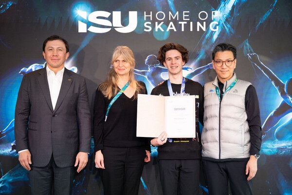 Михаил Шайдоров костюмін Олимпиада музейіне тапсырды