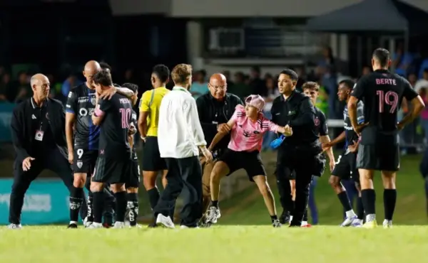 Пуэрто-Рикода жанкүйерлер Мессиді алаңға құлатты