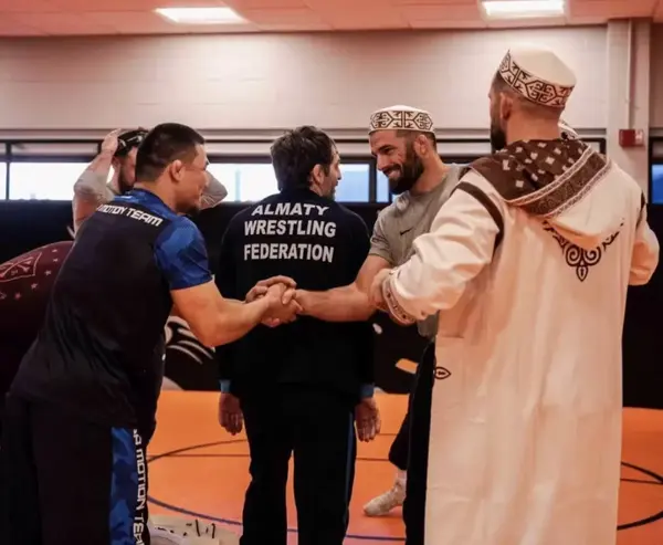 Қазақ балуандары Дэвид Тейлорға шапан жауып, құрмет көрсетті