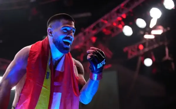 Топурия Махачевті Ақ үйдегі UFC турниріндегі жекпе-жектен қашты деп айыптады