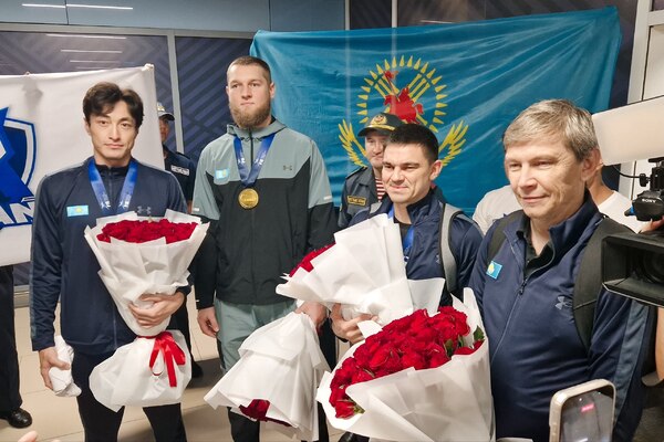 Семсерлесуден алғаш рет әлем чемпионы атанған Қазақстан ерлер құрамасы елге оралды